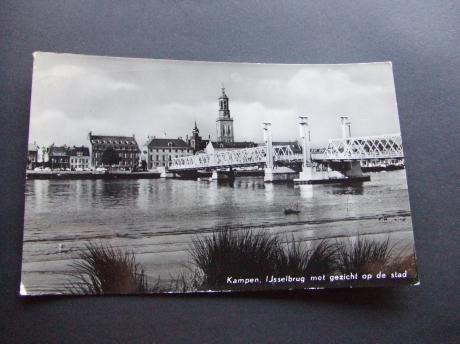 Kampen oude IJsselbrug met gezicht op de stad